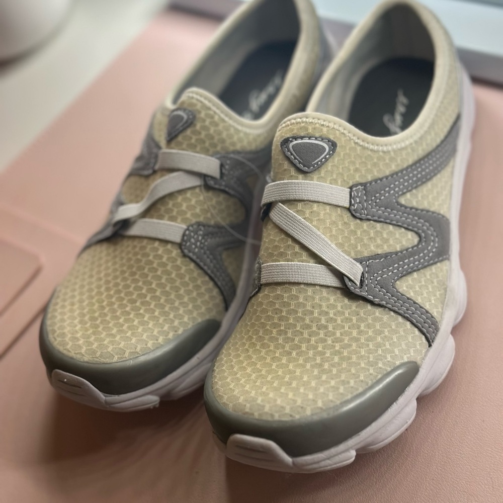 Easy Spirit Women's Gray and Cream Athletic Shoes